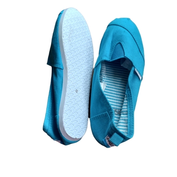 Women’s Bleu canvas Flat slip on Size 8 in Excellent Used Condition - Picture 1 of 8